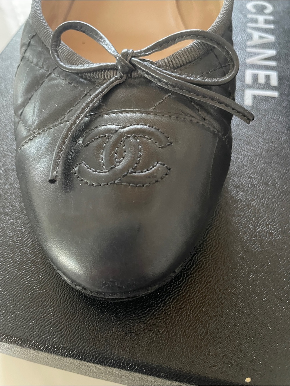 CHANEL Black Quilted Leather Ballet Flats with Bow and CC Emblem - Picture 3 of 7